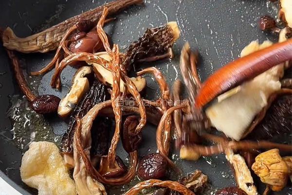 菌菇麻油鸡饭的做法图解4