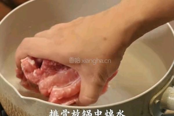 板栗炖排骨的做法图解1