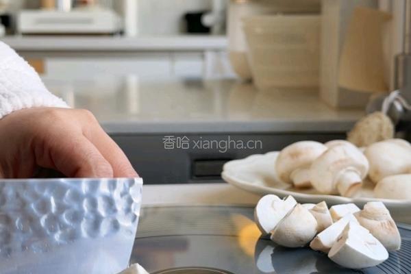 土豆炒蘑菇的做法图解1