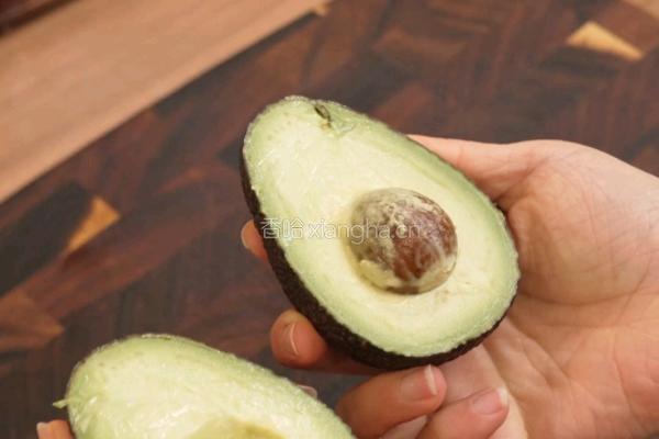 黑松露牛油果虾仁烘蛋的做法图解3