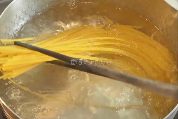 蒜香虾油意面的做法图解1