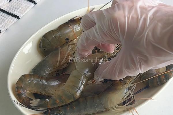 蒜香黄油罗氏虾的做法图解1