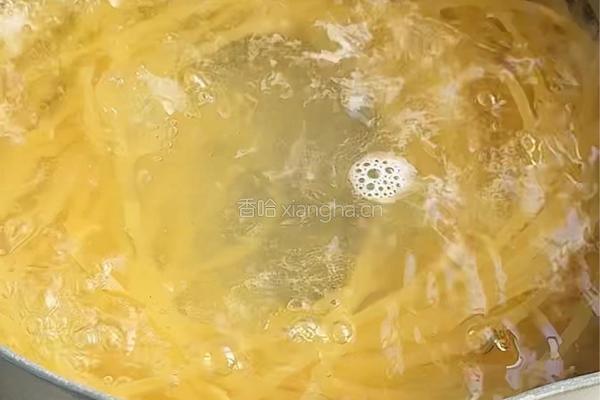 蒜香虾仁意面的做法图解2