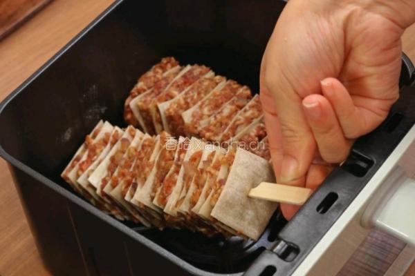 馄饨皮千层肉串的做法图解7