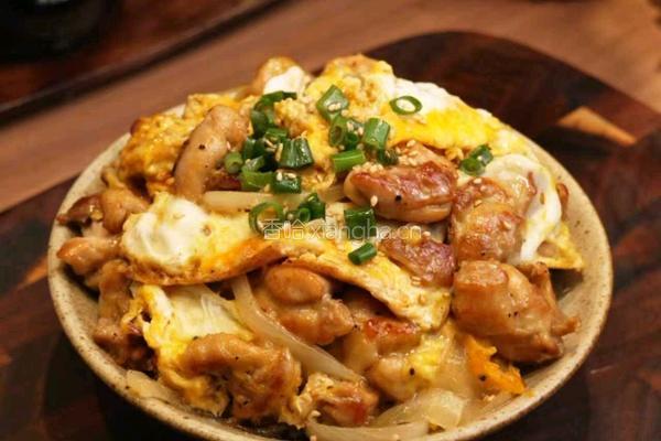 黑松露滑蛋鸡腿饭