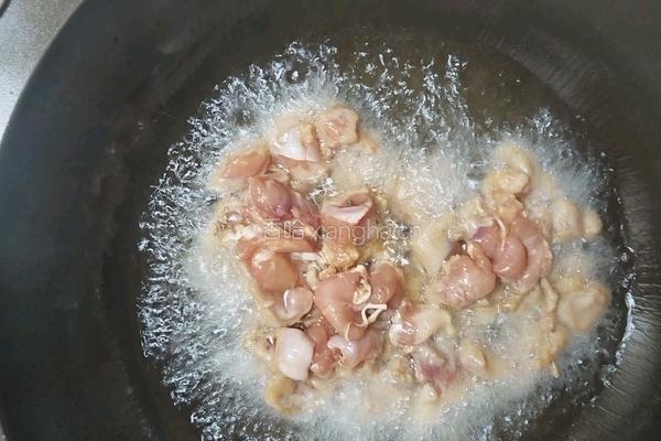 口蘑炒鸡腿肉的做法图解2