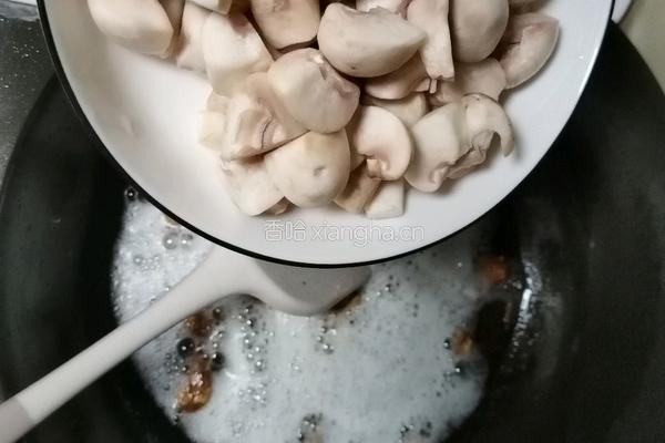 口蘑炒鸡腿肉的做法图解6