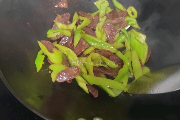 辣椒炒腊肠的做法图解4