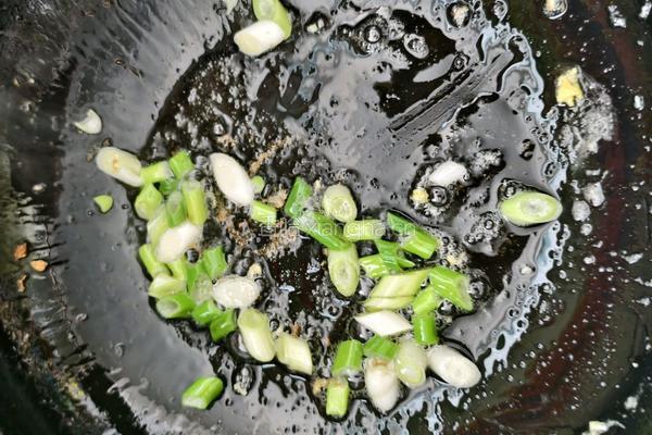 木耳西葫芦炒西红柿鸡蛋的做法图解6