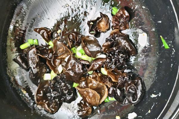 木耳西葫芦炒西红柿鸡蛋的做法图解7