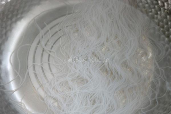 凉拌菠菜粉丝的做法图解2