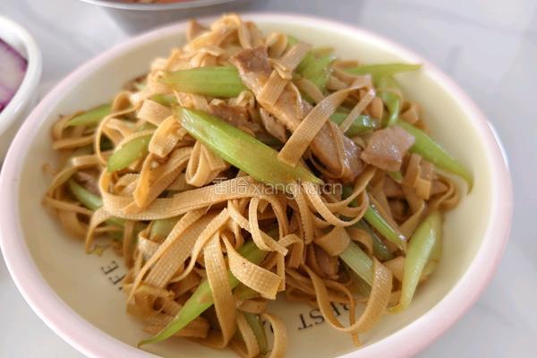 芹菜炒豆腐皮的做法图解5