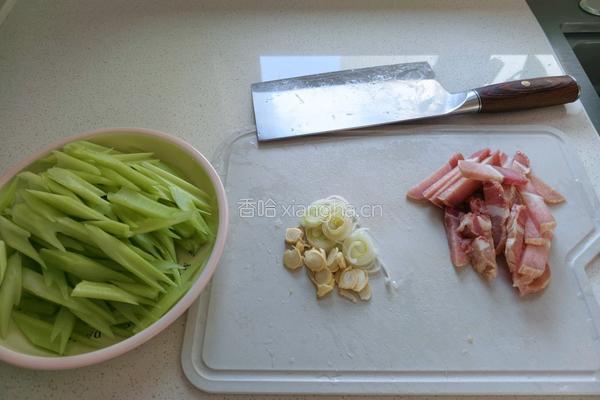 芹菜炒豆腐皮的做法图解1