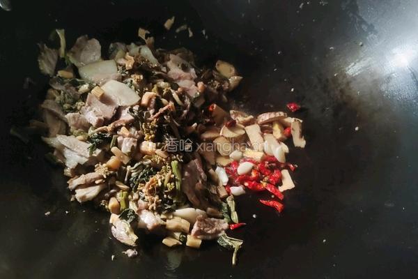 猪肉闷菜干的做法图解3