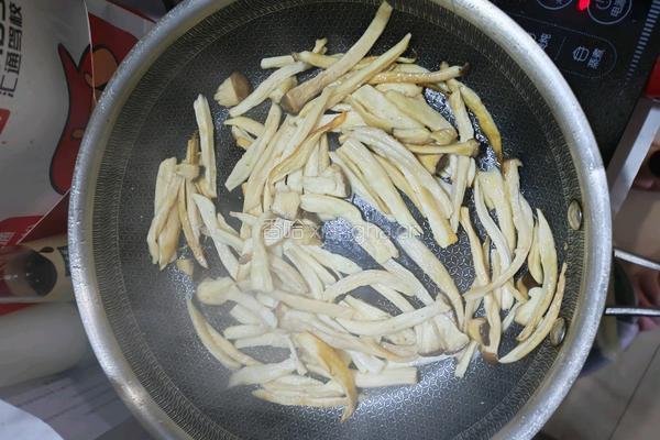 尖椒炒杏鲍菇的做法图解1