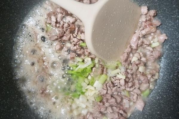 番茄肉沫炖腐竹的做法图解3