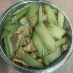 家常翠芹炒肉片的做法[图]
