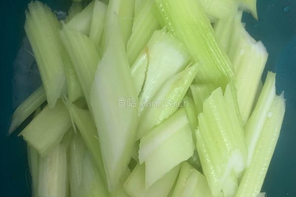 家常翠芹炒肉片的做法图解5