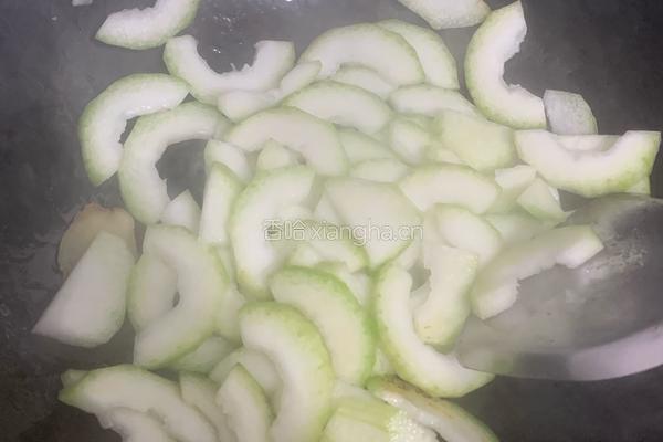 咸蛋节瓜滚汤的做法图解5