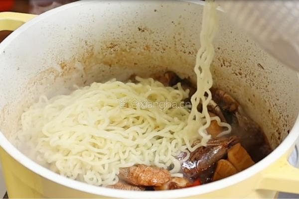 北极虾香辣海鲜拌面的做法图解8