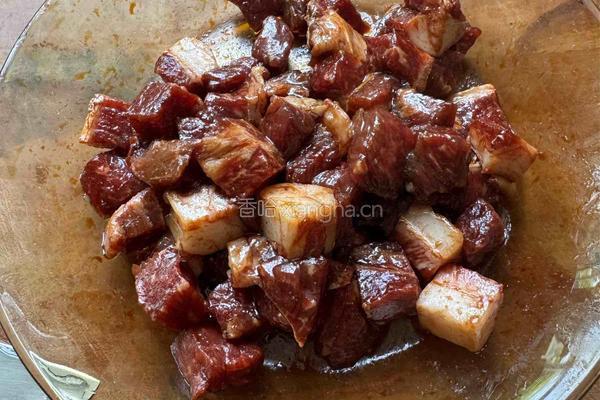 孜然土豆牛肉粒的做法图解1