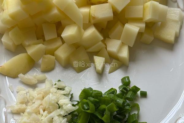 孜然土豆牛肉粒的做法图解2