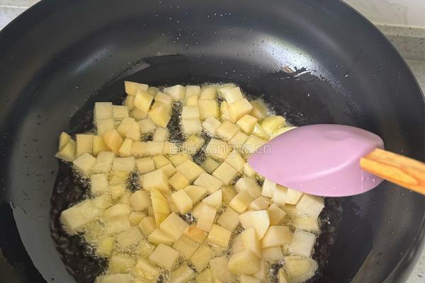 孜然土豆牛肉粒的做法图解3