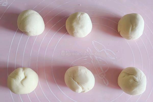 肉松芝麻粽子包的做法图解2